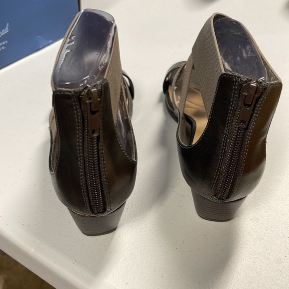 Bella Vita Pewter Paloma II stretch Sandals with zippered back - Picture 2 of 4